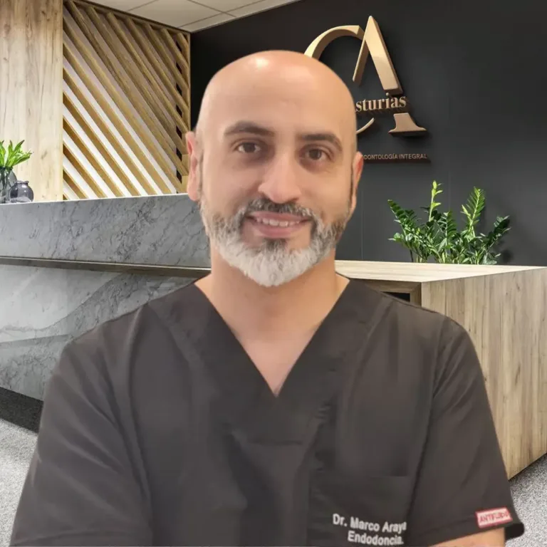 Dentista en Providencia especialista en endodoncia.